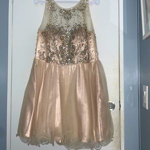 This is a damas dress from a quinceañera only worn once and didn’t use again